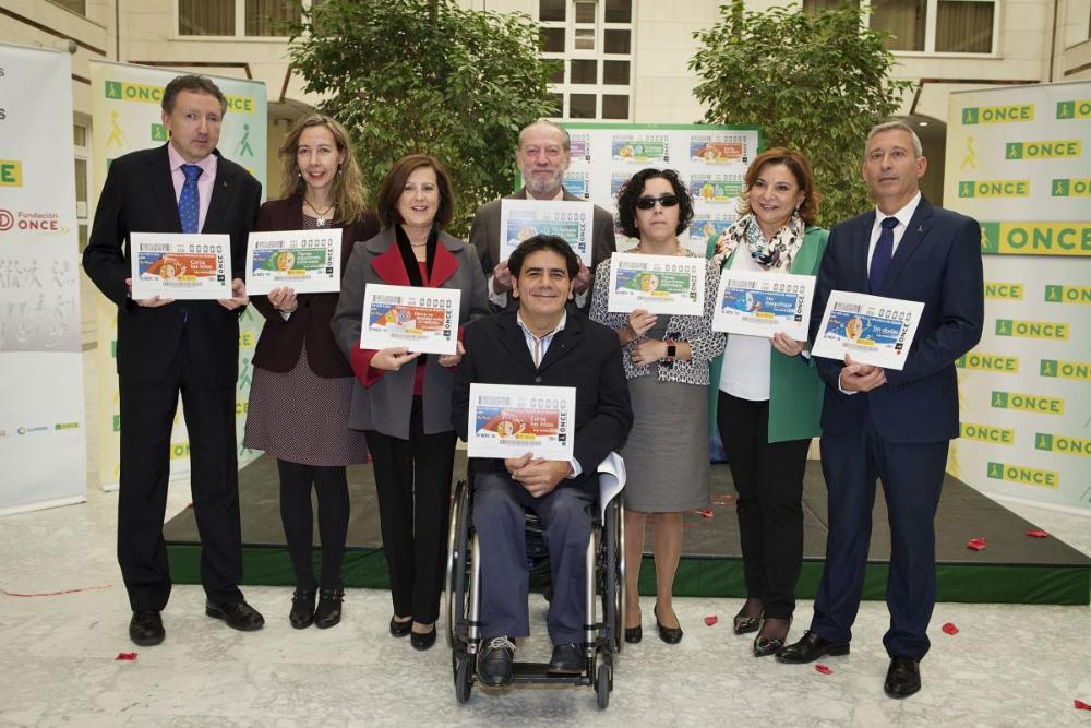 La vicepresidenta de la ONCE con la consejera de Igualdad y los representantes de la Organización portando los cupones