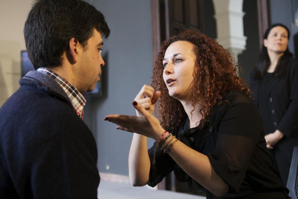 Conversación entre una persona sordociega con su mediadora