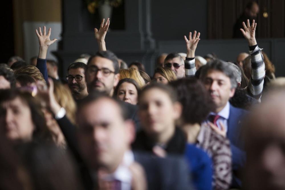 Público con las manos en alto para aplaudir