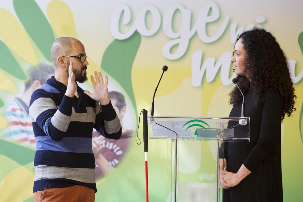 Javier Vingut, junto a su mediadora, Alicia Sánchez, durante el acto