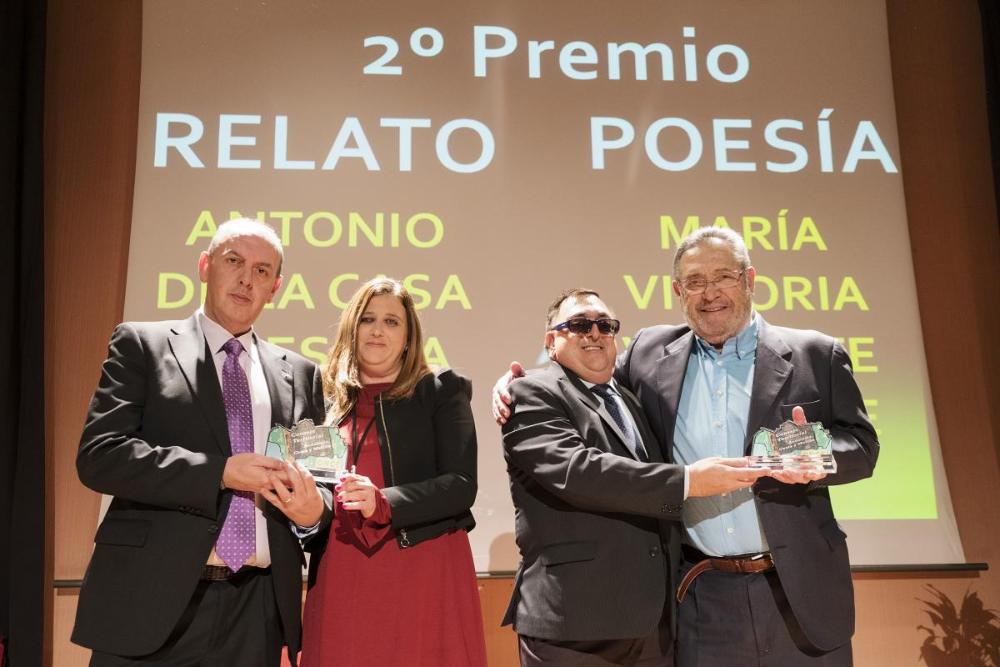 Entrega del segundo premio al jienense Antonio de la Casa y la onubense Victoria Valiente (que recogió su marido)