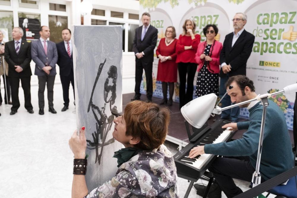 La pintora María José Fernández pintó un cuadro inspirada en la música del piano durante el transcurso de la inauguración en la Delegación Territorial