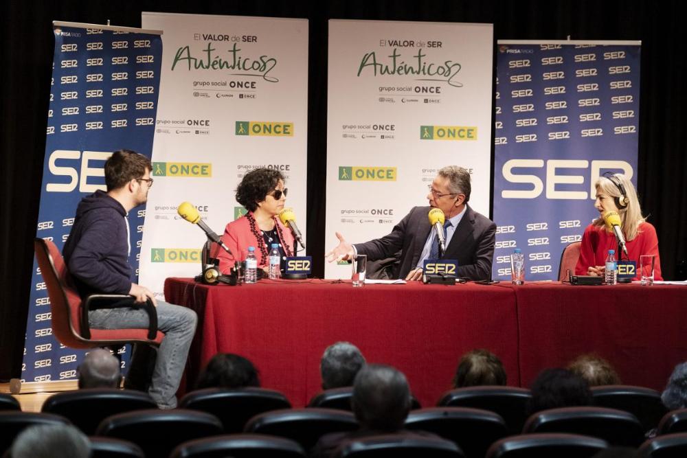 El programa 'Hoy por Hoy' de Radio Sevilla se retransmitió en directo desde el salón de actos de la Delegación Territorial coincidiendo con la inauguración