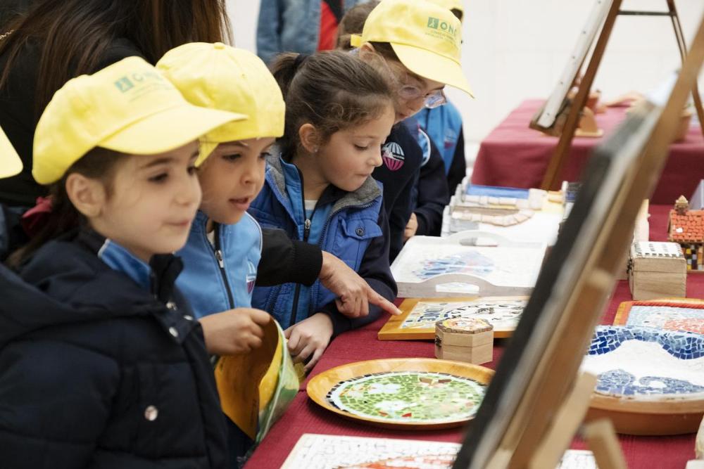 Alumnos de colegios sevillanos llenaron de visitas el túnel de los sentidos en la Delegación Territorial