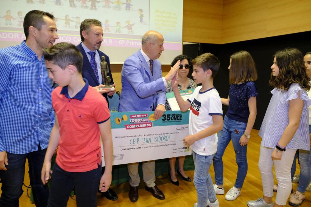 Saludo de entrenador y seleccionador nacional, como ha sido de baloncesto, del consejero para los premiados de San Isidoro de Torredelcampo