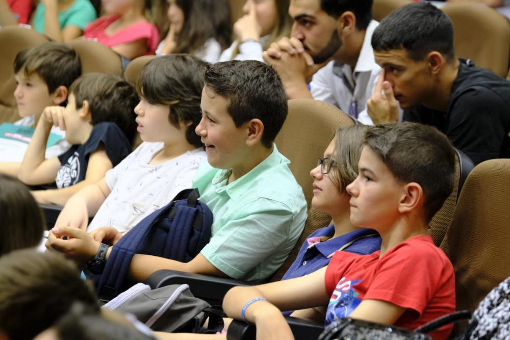 La atenta mirada de los niños demuestra la atención que acapararon los de Orozú en su interpretación del recreo inclusivo