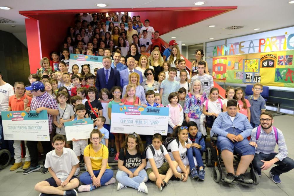 Foto de familia con todos los ganadores andaluces de este 35 Concurso Escolar del Grupo Social ONCE