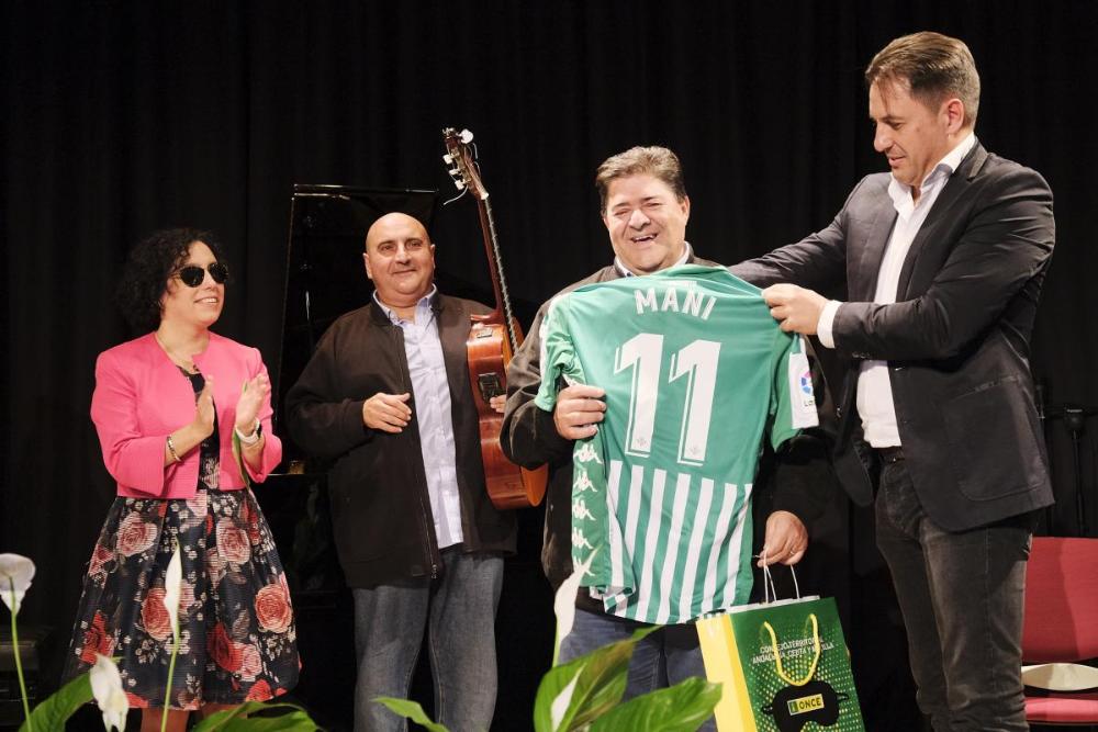 El Mani luce orgulloso la camiseta de su Betis con el dorsal número 11, regalo del Consejo Territorial
