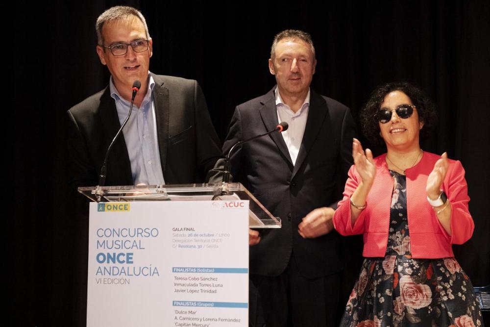 El presentador de la Gala, Óscar Gómez, hace público el fallo del jurado