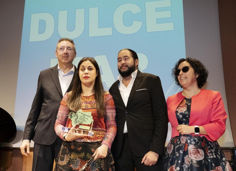 Marina Rojas y Sergio Molido reciben el primer premio en la categoría de Grupo