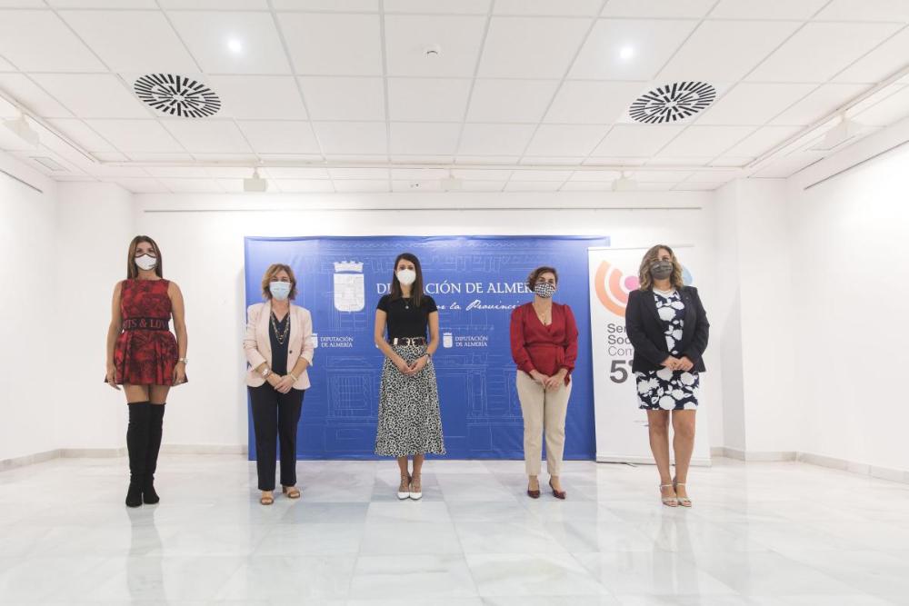 La directora de la ONCE en Almería, María Jesús Segovia, con Rosalía Navarro en la presentación