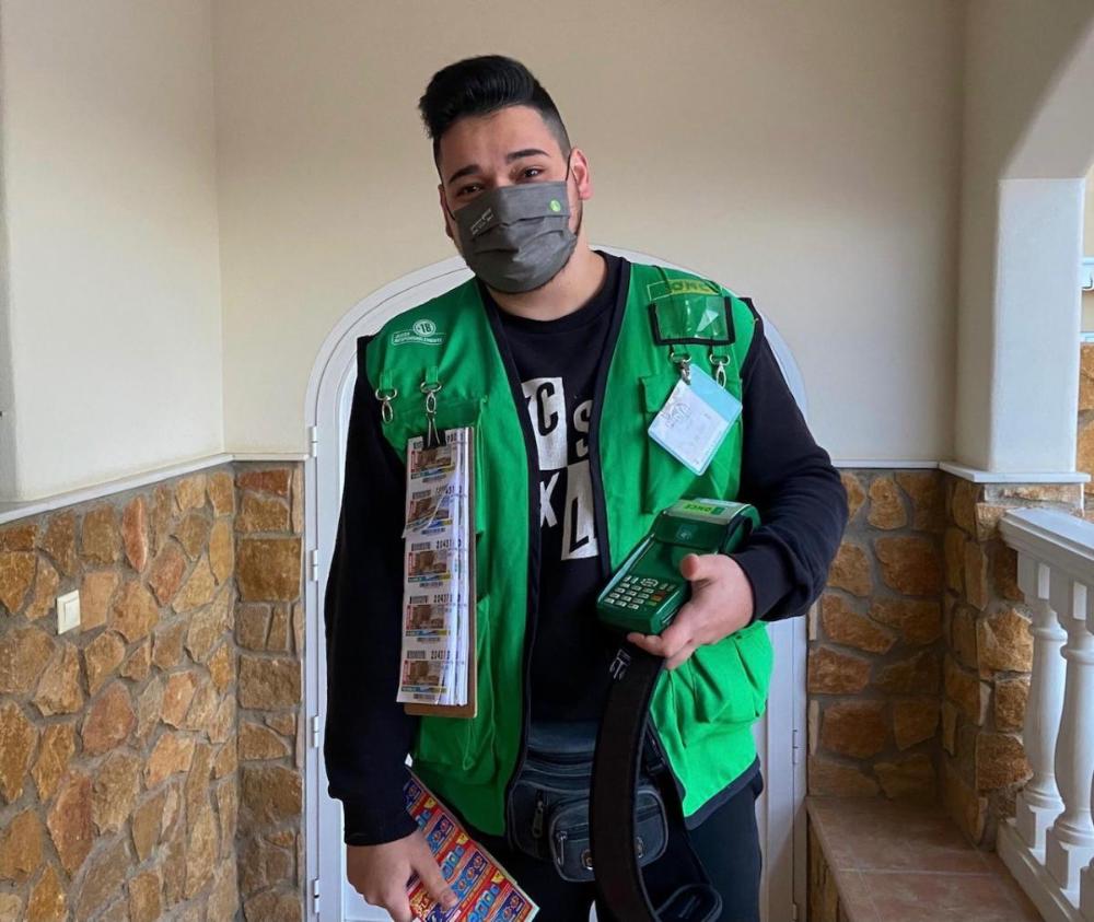 Aarón López, vendedor de la ONCE en Viator (Almería)