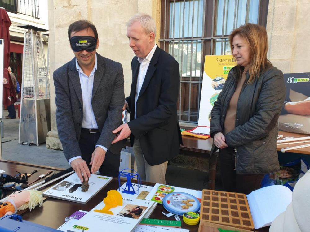 El alcalde de Sanlúcar de Barrameda, Víctor Mora, participó en la exposición ubicada en su localidad