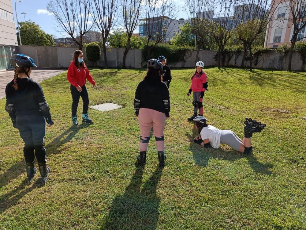 Alumnos realizando ejercicios de patinaje