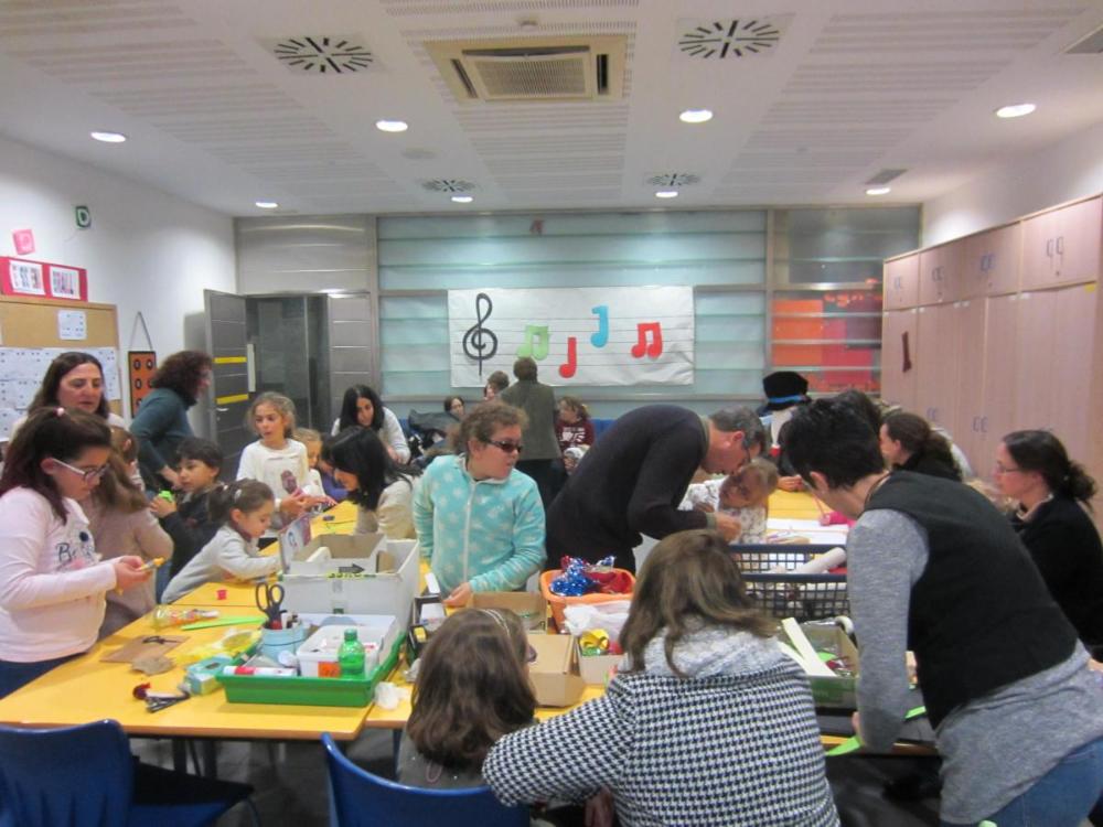 Las familias elaboran los adornos navideños 