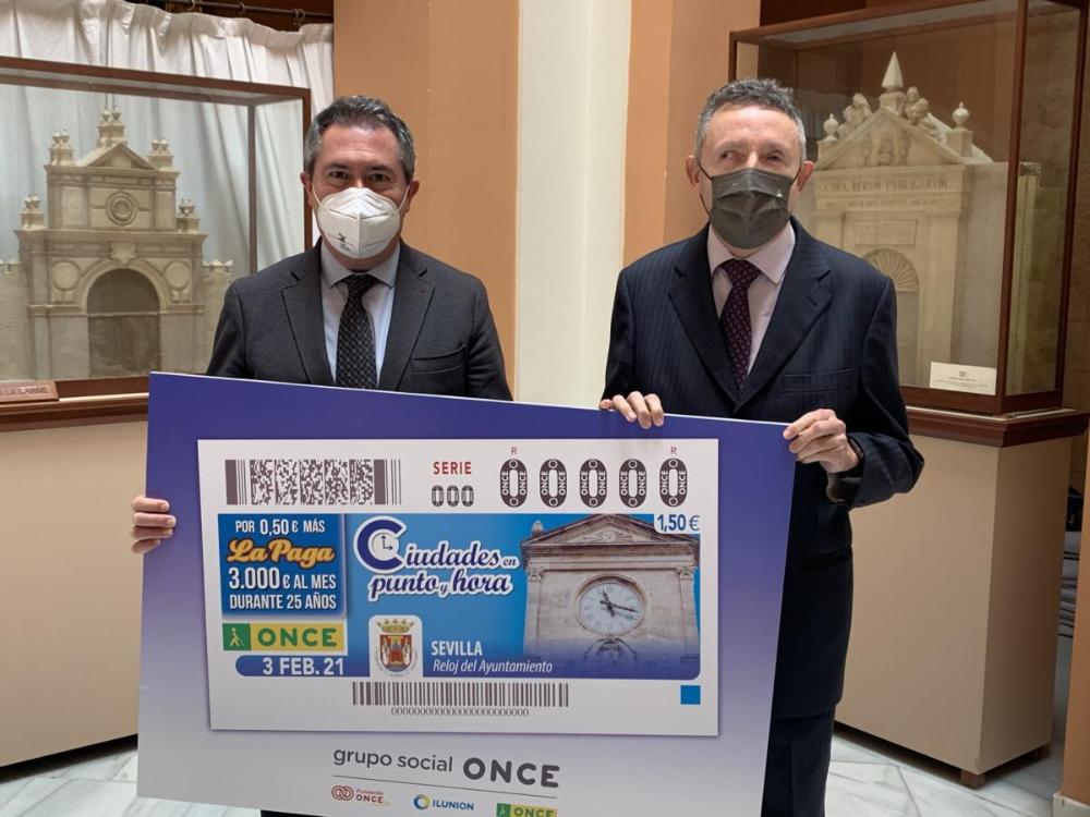 El alcalde de Sevilla, Juan Espadas, con el delegado territorial de la ONCE, Cirstóbal Martínez