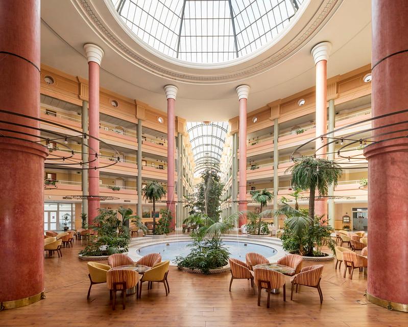 Interior del Ilunion Alcora de Sevilla, uno de los hoteles cedidos a la Junta de Andalucía para su hospitalización