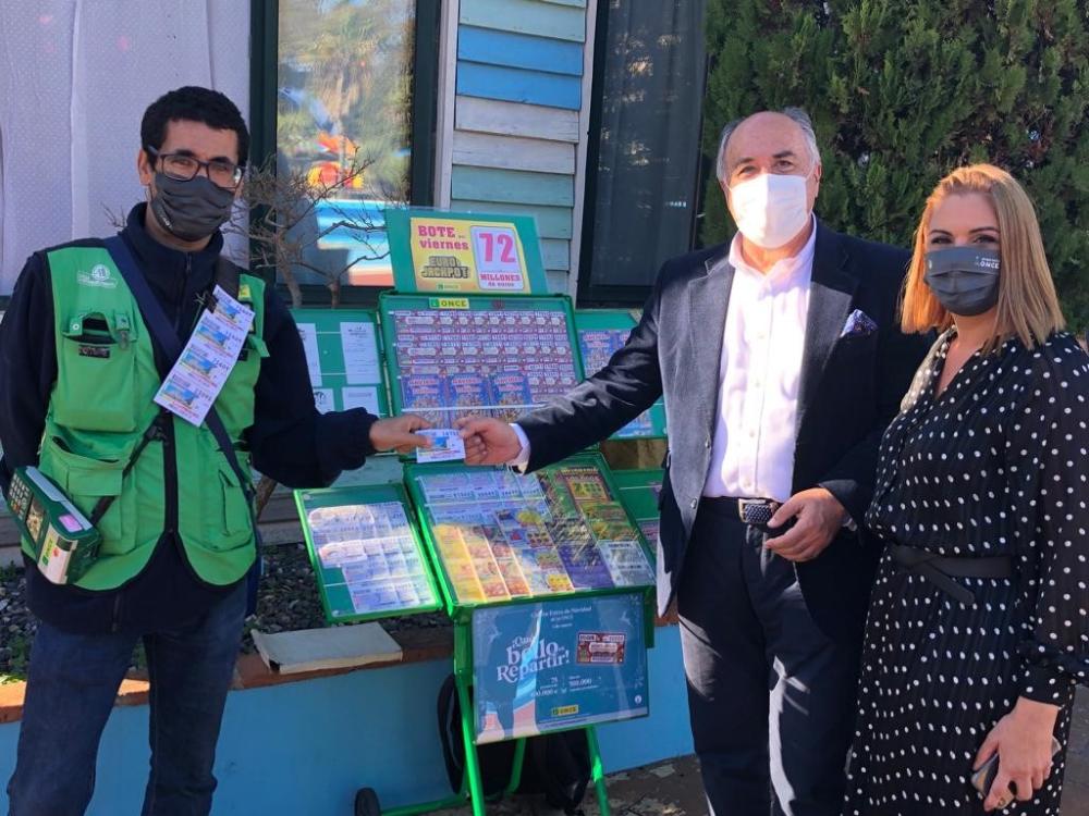 El alcalde de Algeciras, José Ignacio Landaluce, prueba suerte con el cupón de la ONCE en el Día de Santa Lucía