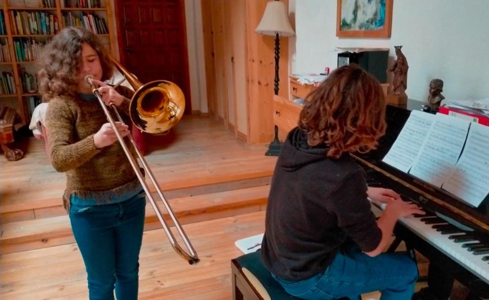 Carmen Lepe con su trombón, durante su actuación