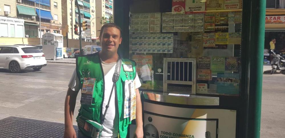 Ángel Navarro, feliz, tras repartir el premio mayor del Sueldazo de la ONCE en Málaga