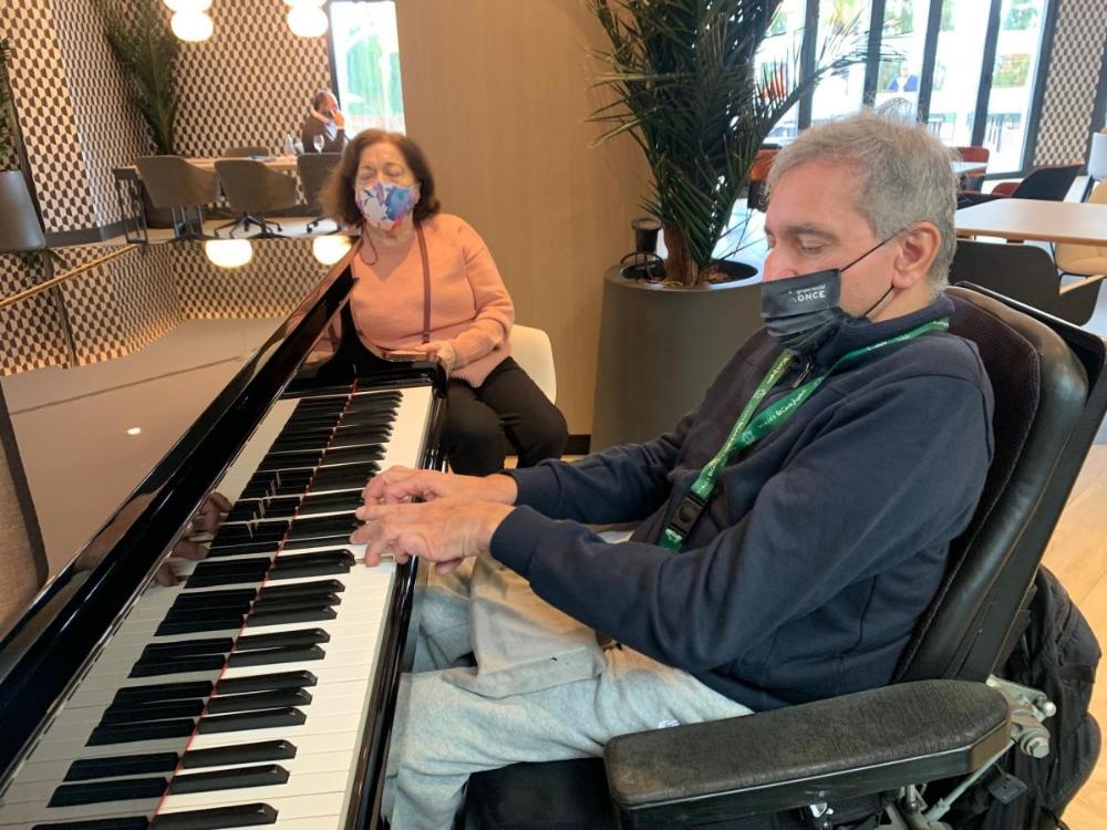 El sevillano Ángel Tena disfruta tocando el piano en el hall del Ilunion Alcora