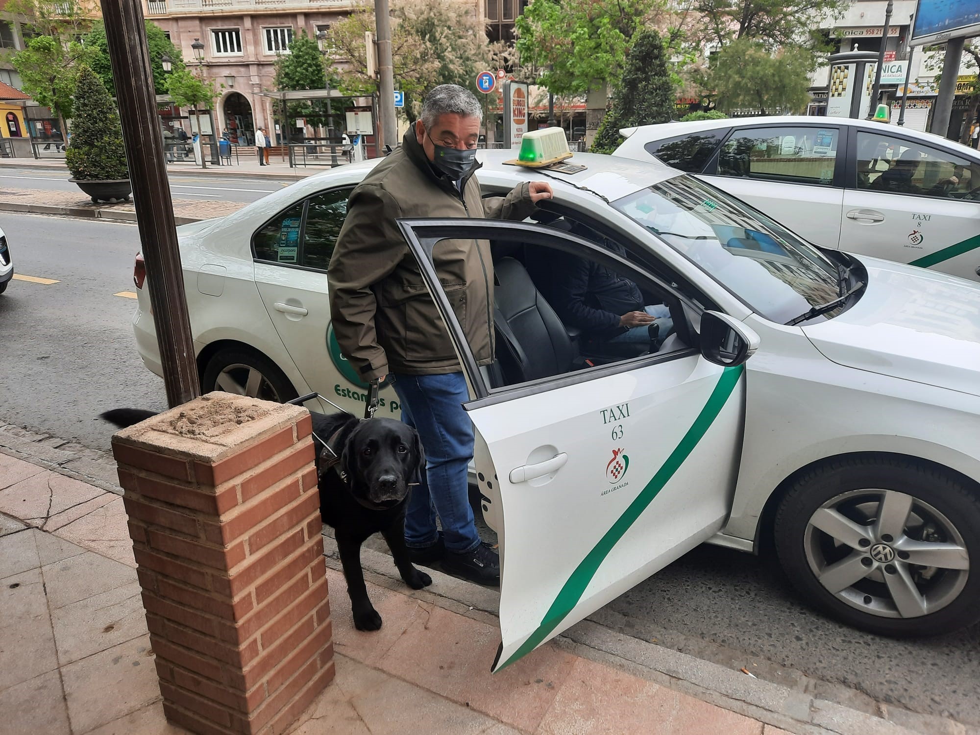 antonio_callejas_vendedor_de_la_once_subiendo_a_un_taxi_de_granada.jpg