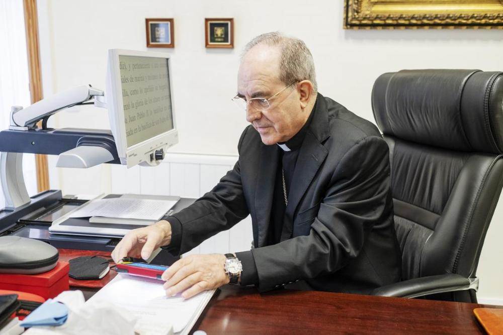 Asenjo comprueba el funcionamiento de una lupa electrónica que le sirve de soporte de lectura junto a otra lupa TV Merlin