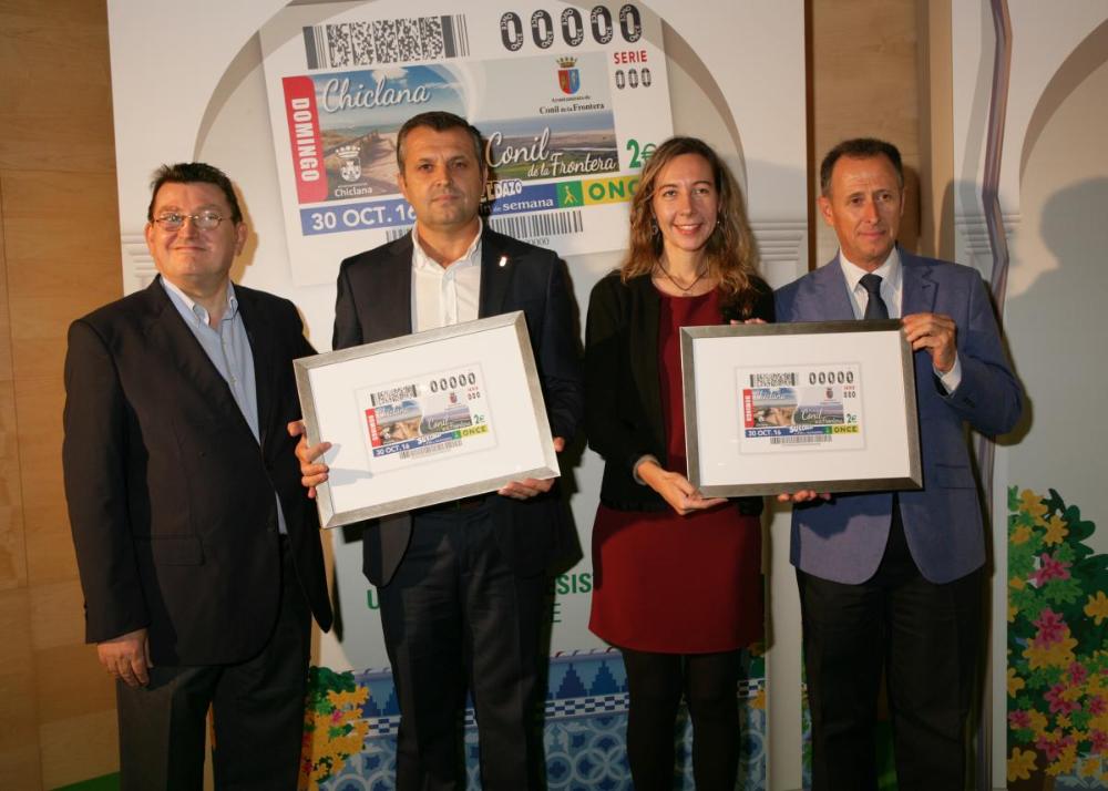 El director general de la ONCE y la vicepresidenta de la ONCE con los alcaldes de Chiclana y Conil