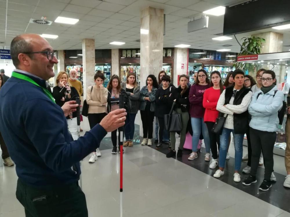 Explicaciones sobre el bastón rojo y blanco que identifica a las personas con sordoceguera en Ceuta