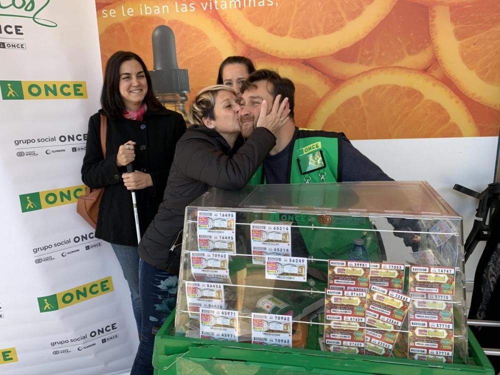 Francisco Javier Ramos recibe un beso de felicitación de una de las afortunadas