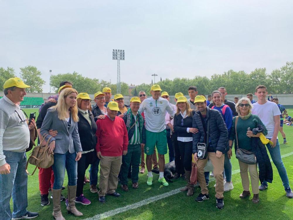 Un grupo de afiliados disfrutó de un partido de entrenamiento del Betis
