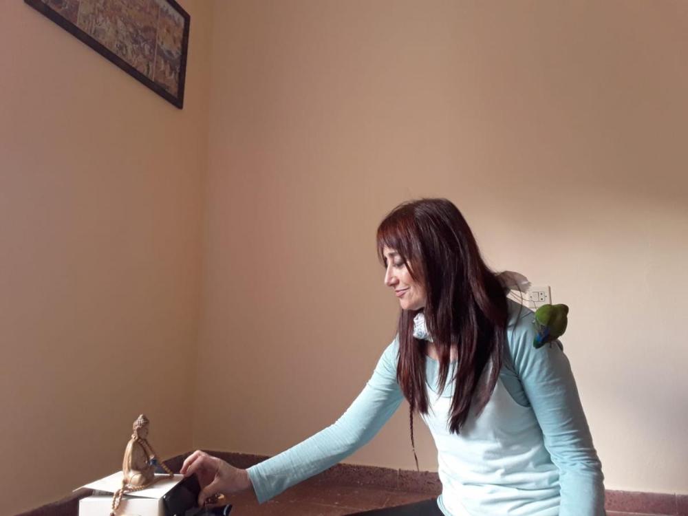 La voluntaria gaditana Brigitte Crespo abre su taller de yoga a todos los afiliados que lo deseen