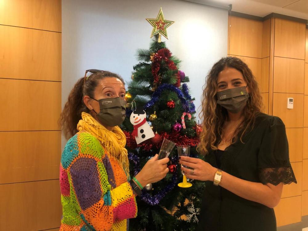 La jefa de Servicios Sociales de Cádiz, Tamara Ramos, brinda con la maestra de la ONCE María Jesús Gómez