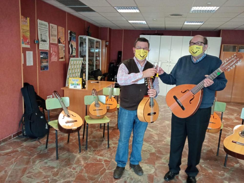 El brindis de Córdoba lo protagonizan el director de la orquesta Rafale Romero y el músico afiliado José Manuel Muñoz