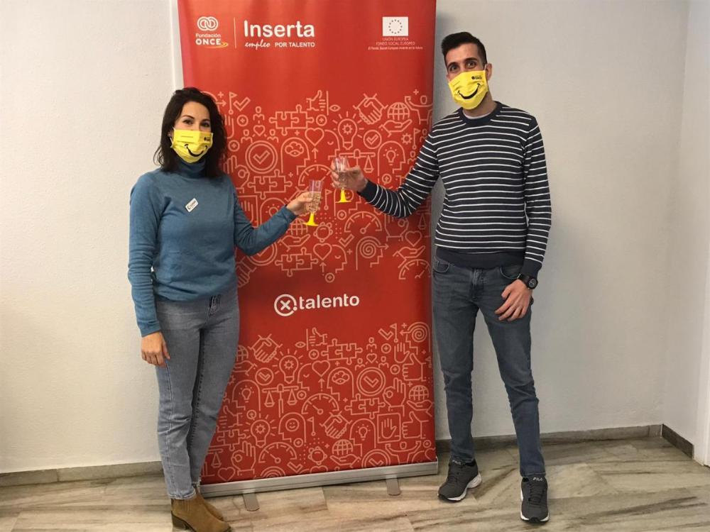 Jessica Vargas, de Ilunion, y Álvaro Domínguez, de Fundación ONCE, en Huelva