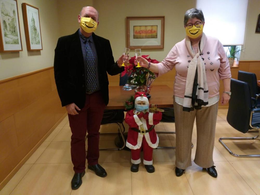 La directora de la ONCE en Jaén, Charo Sedano, brinda con su secretario Antonio de la Casa por el nuevo año