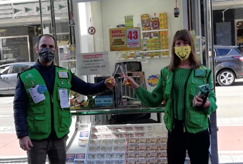 Noelia Martín y Roberto Manzaneda, vendedores de la ONCE en Málaga