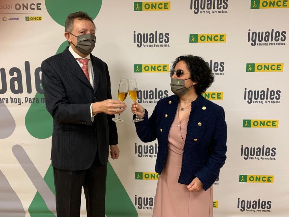 Cristóbal Martínez e Isabel Viruet brindan por 2021 en la sede de la Delegación Territorial