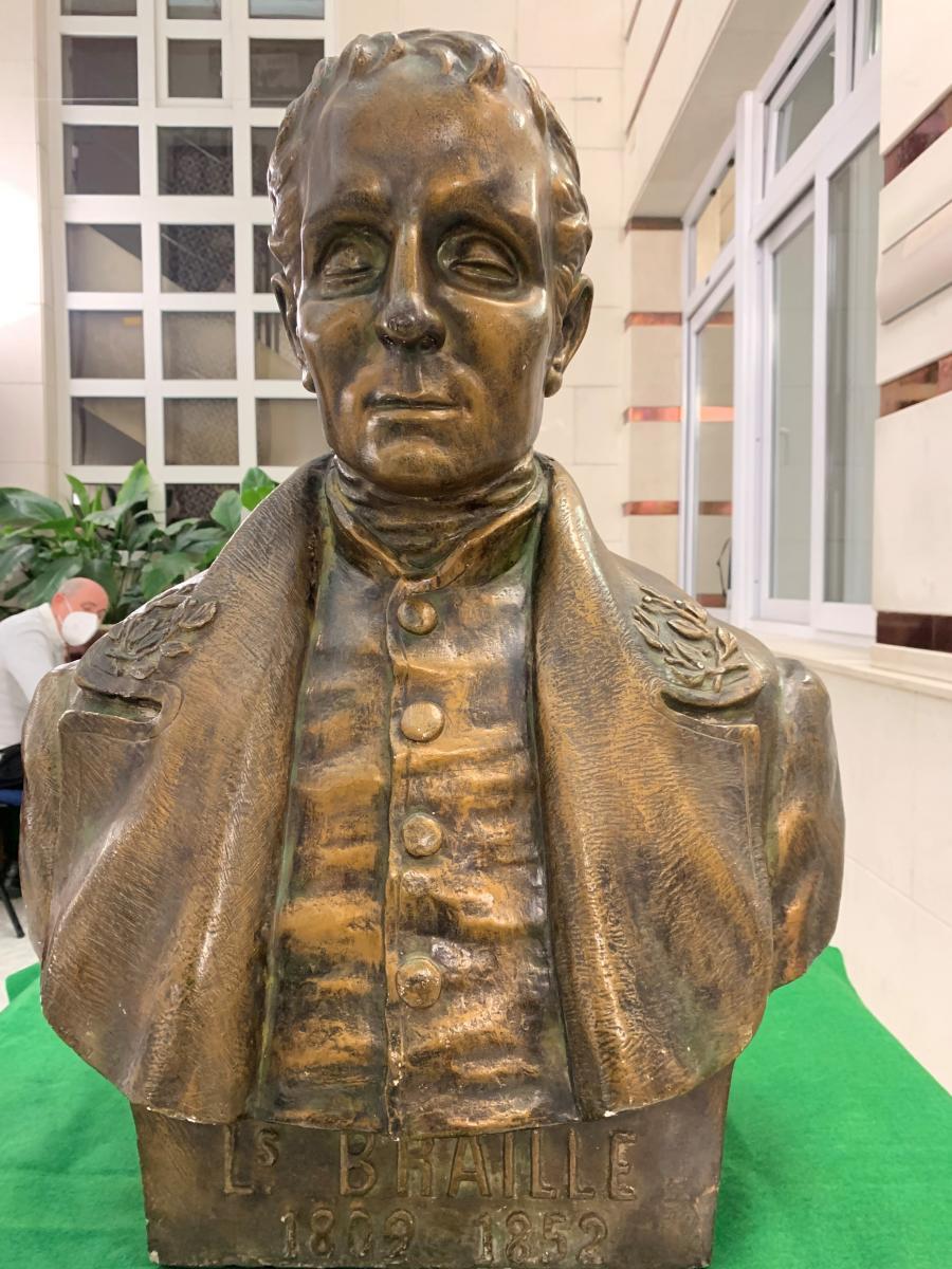 Busto de Louis Braille, instalado en el patio de la Delegación Territorial en el Día Mundial del Braille
