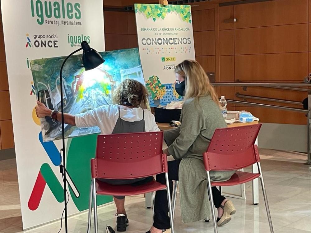 La pintora María José Fernández en la inauguración de la Semana ONCE de Cádiz