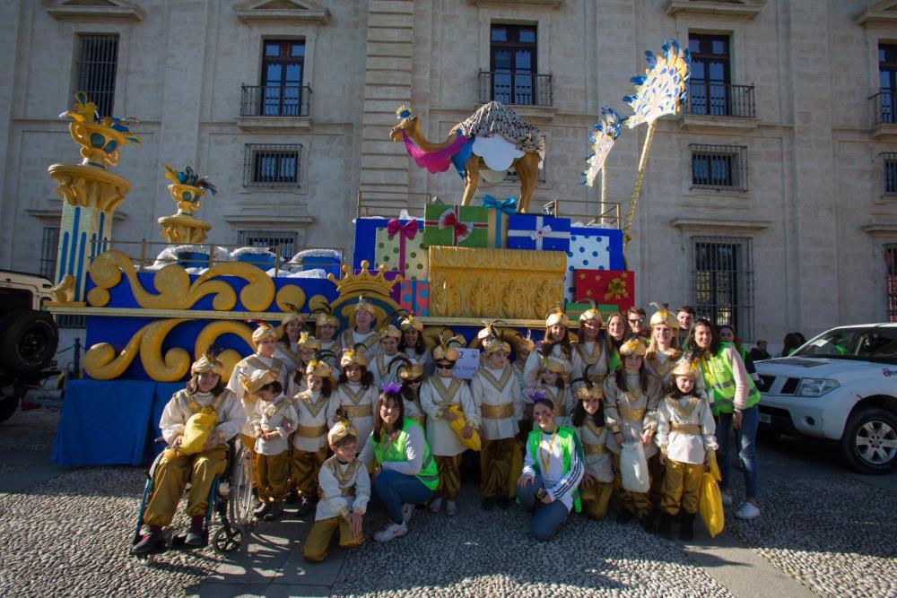 Foto de familia de los pajes del Rey Baltasar antes de subirse a la carroza