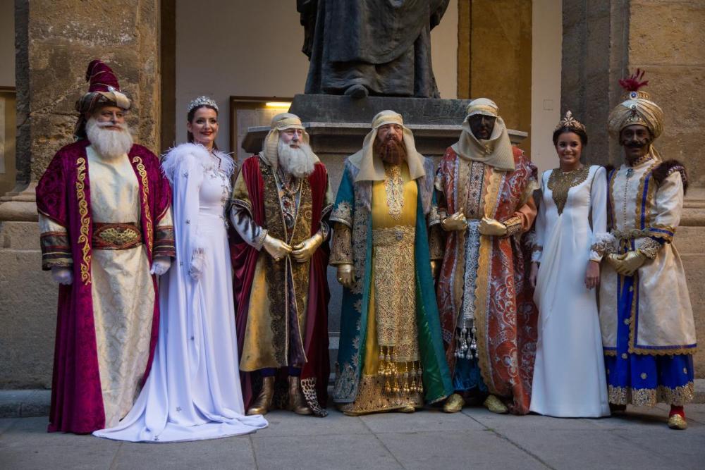 Los Reyes Magos, minutos antes de su coronación, junto a Palas Atenea, la Estrella de la Ilusión y el Gran Vizir | Reportaje gráfico: Fernando Ruso