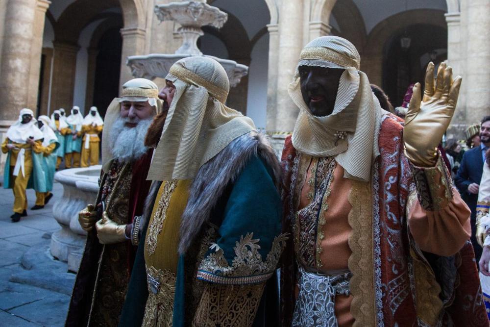 Los tres Reyes van camino del balcón del Rectorado de la Universidad de Sevilla para su coronación ante el público