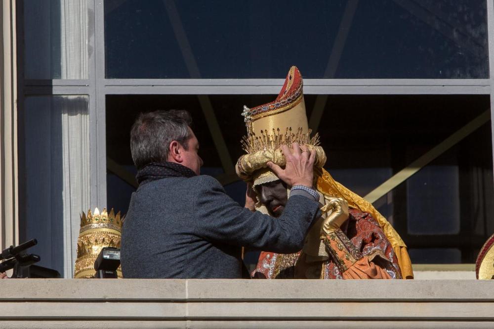 El alcalde de Sevilla, Juan Espadas, coloca la corona del Rey Baltasar a Cristóbal Martínez