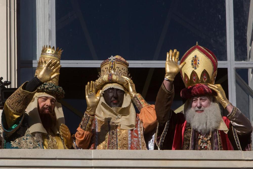 Los tres Reyes Magos saludan al público de Sevilla
