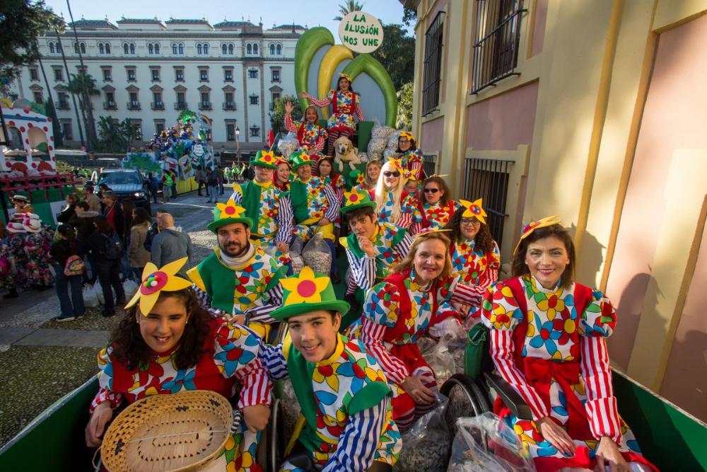 Los integrantes de la carroza del Grupo Social ONCE antes de salir por las calles de Sevilla