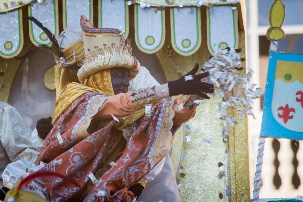Primer puñado de caramelos que lanzó el Rey Baltasar al cielo de Sevilla