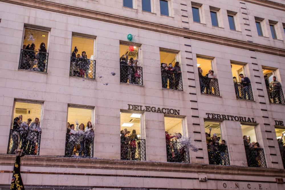 Desde los balcones de la Delegación Territorial llovió confeti elaborado de cupones devueltos o no vendidos al paso del Rey Baltasar