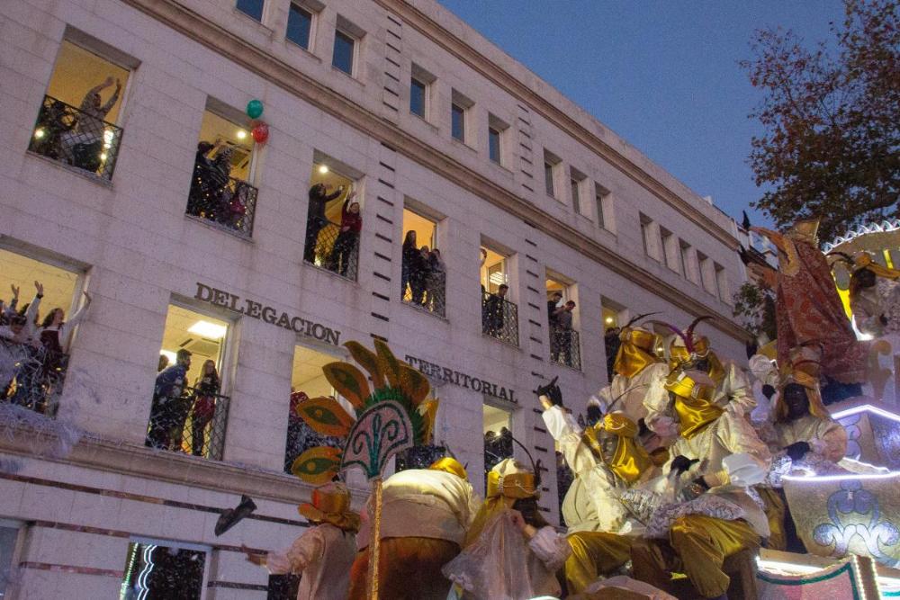 El Rey Baltasar saludó en pie a los trabajadores y afiliados que le aclamaban desde los balcones de la Delegación Territorial