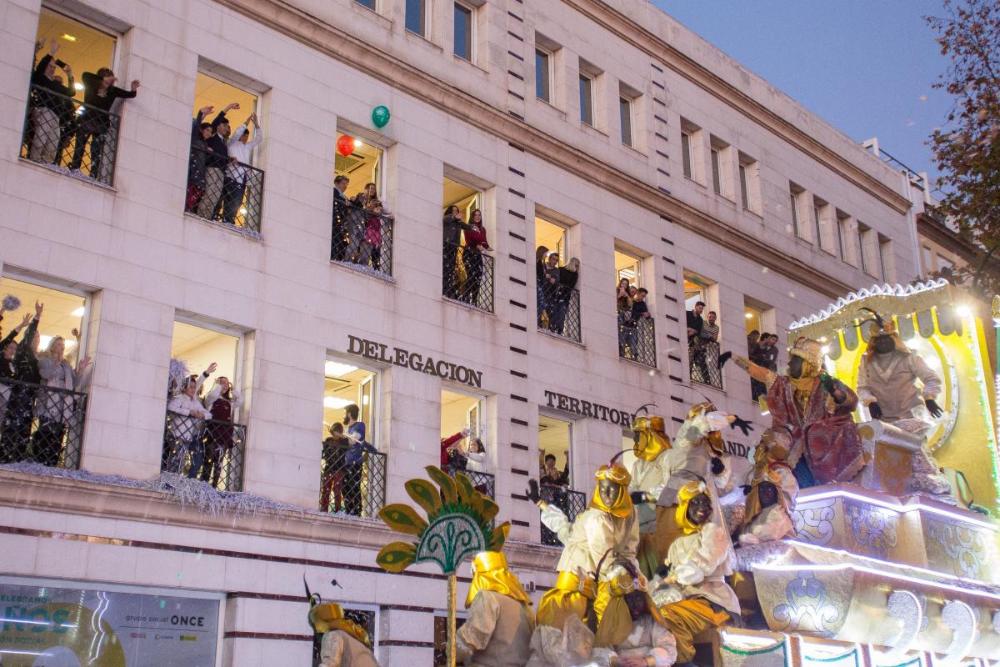 El público acogió con júbilo la lluvia de confeti que se arrojó desde los balcones de la Delegación Territorial al paso del Rey Baltasar